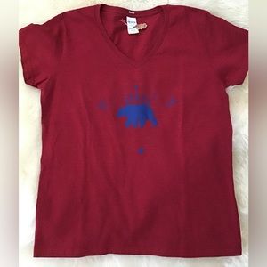 NWT BsunE original Large red ss v-neck T-shirt with blue bear
